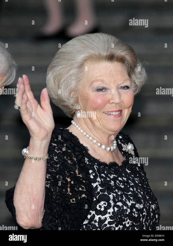 queen-beatrix-of-the-netherlands-arrives-at-the-riksdag-swedish-parliament-D59B1H