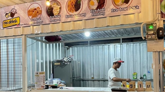 Drummer Jikustik, Carlo Liberianto (44) terlihat sedang memasak menu makanan di kedai miliknya 'oyo.deliish' di Kabupaten Klaten, Jawa Tengah. Carlo menjalani bisnis kuliner ini demi bertahan hidup setelah jadwal kegiatan manggung bersama Jikustik terhenti akibat pandemi Covid-19.(Dokumen pribadi Carlo Liberianto)