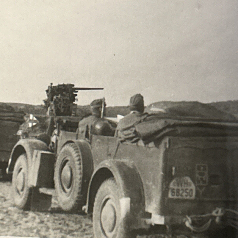 Foto Wk2 Front Wehrmacht Fahrzeug Pkw Geschütz Flak Soldaten Kampf (2)