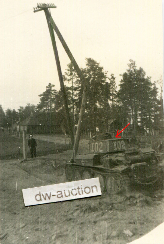 zerstörter dt. Panzer mit Nummer I02 auf Turm