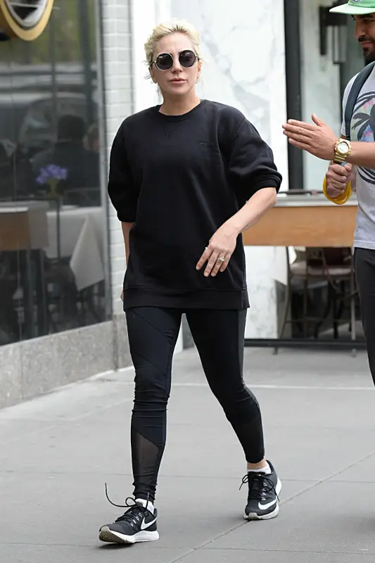 5-10-16-Arriving-at-her-apartment-in-NYC