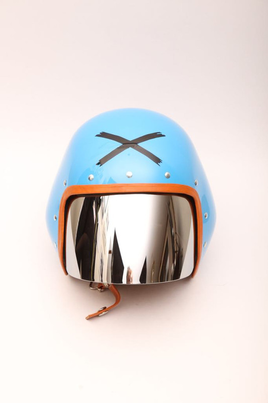 Confection du casque du pilote sans visage X-Restauratie-Het-vizier-en-het-lederen-binnenwerk-zijn-aangebracht-De-helm-van-de-gemaskerde-race