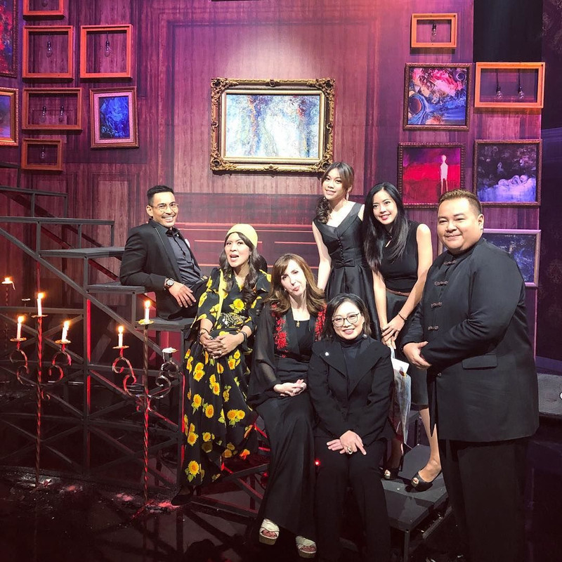 Frislly pernah menjadi host dalam acara Sukma bersama Robby Purba.