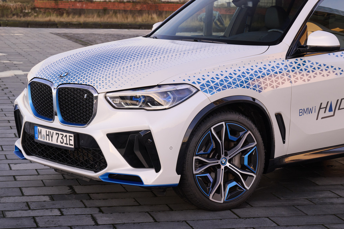 P90494429_highRes_bmw-ix5-hydrogen-on-