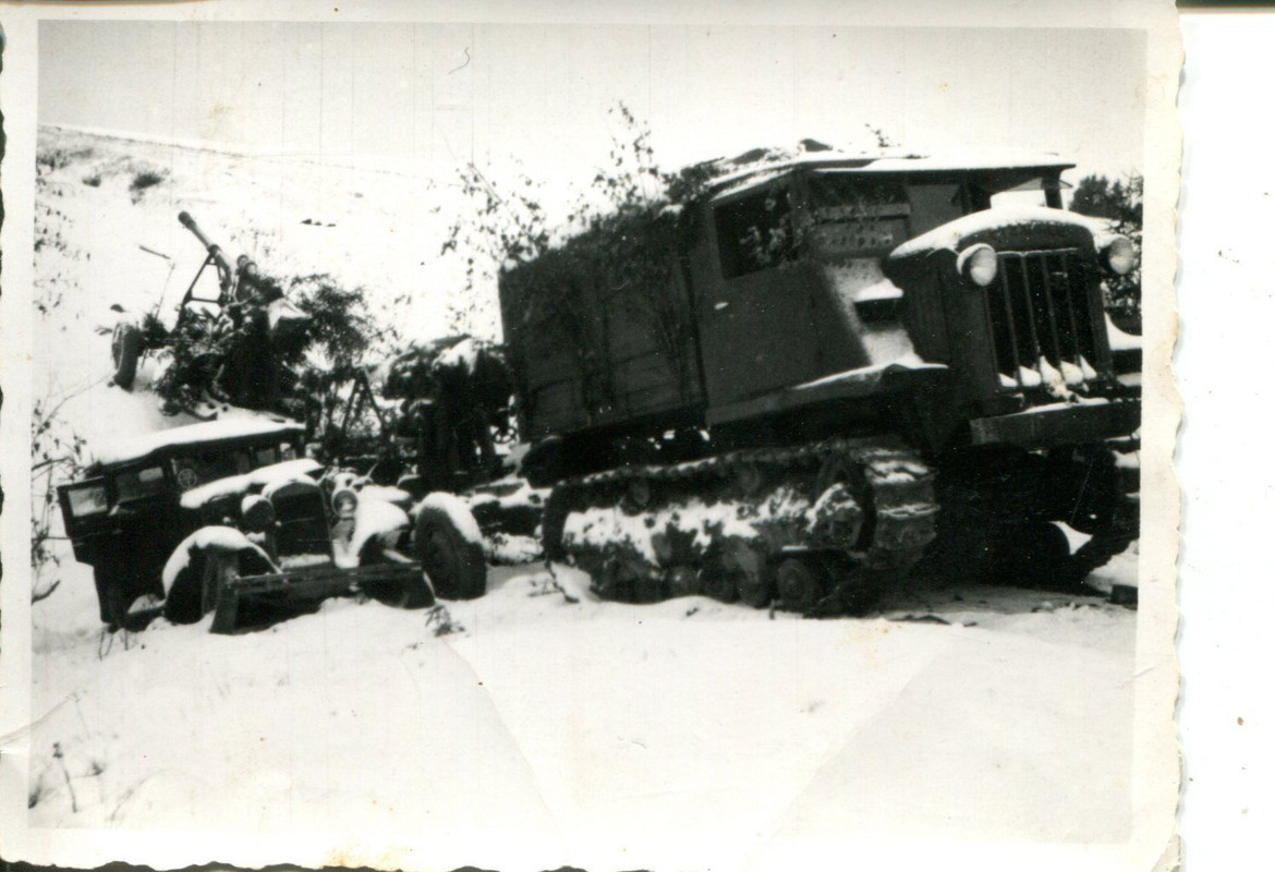 zerstörter Ketten - LKW Geschützschlepper mit Fl