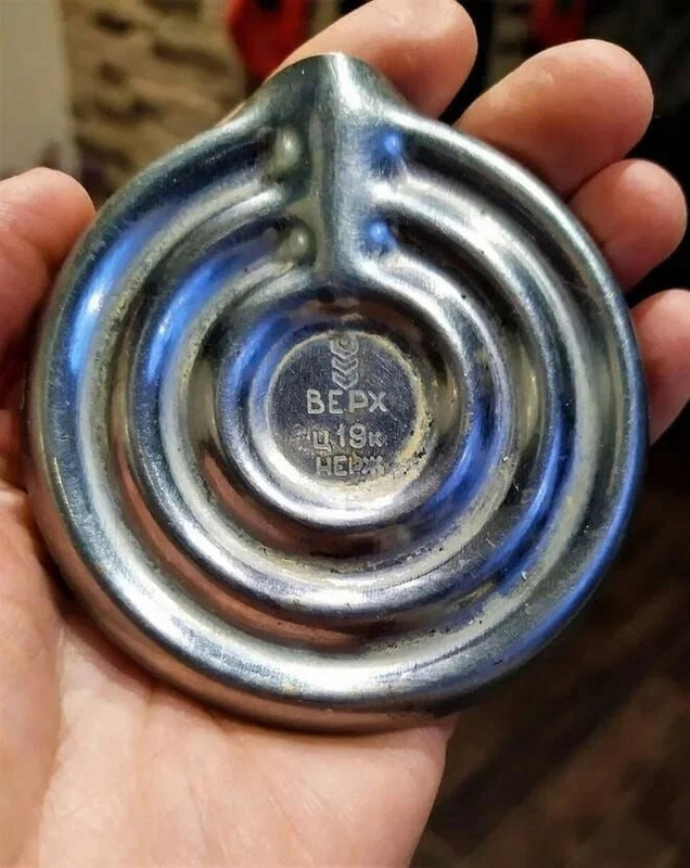 Это молокосторож. Его кладут на дно кастрюли, в которой кипятят молоко. И тогда оно не образует убег