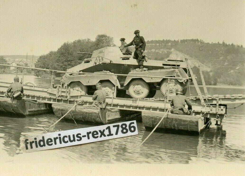 Foto Westfront 1940 Pionierbrücke über die Maas 8 Rad Panzer Spähwagen