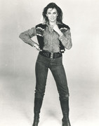 Caroline-Munro-c02