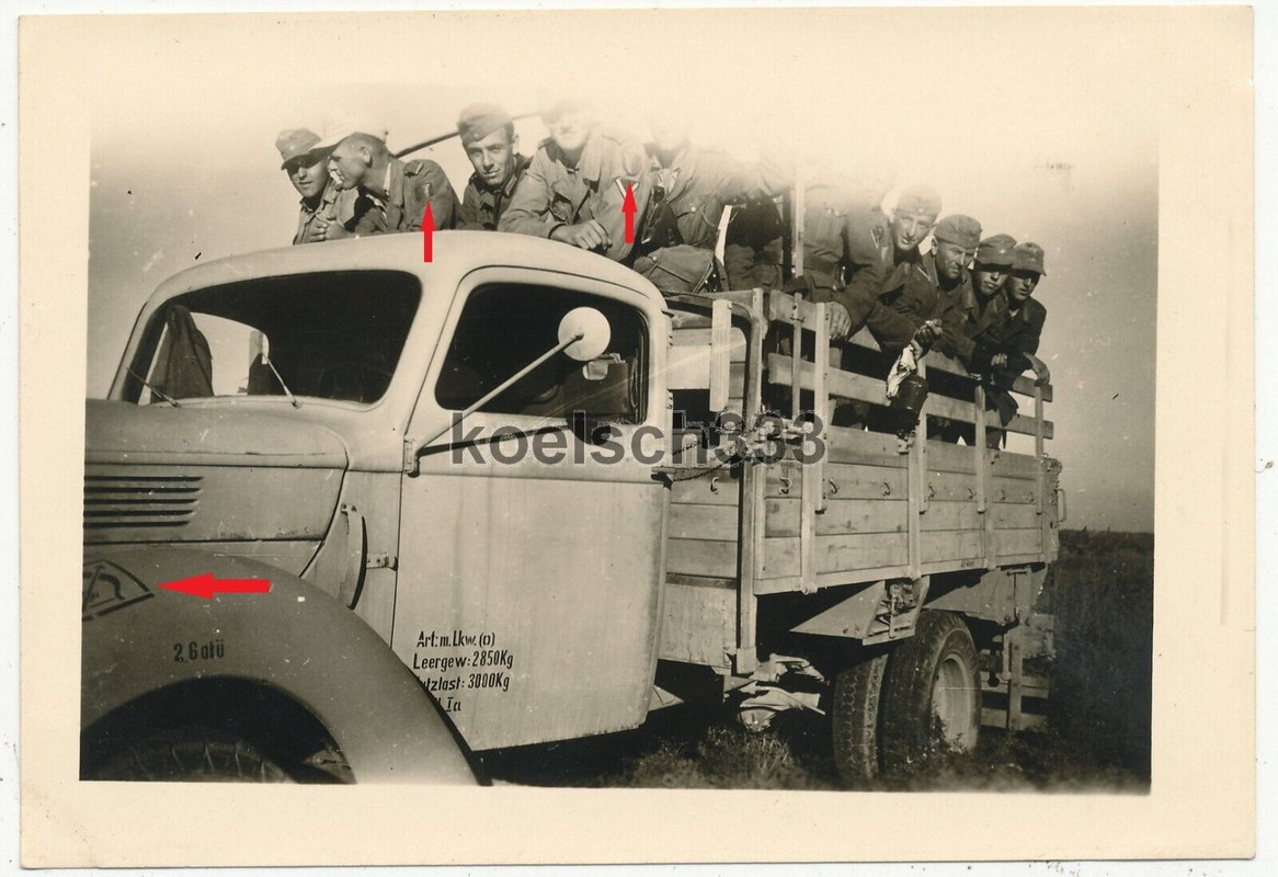 Foto LKW mit Kennung 50. ID Wehrmacht Soldaten mit Krimschild Kuban Brückenkopf
