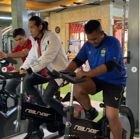 Arya Permana olahraga bersama Ade Rai
