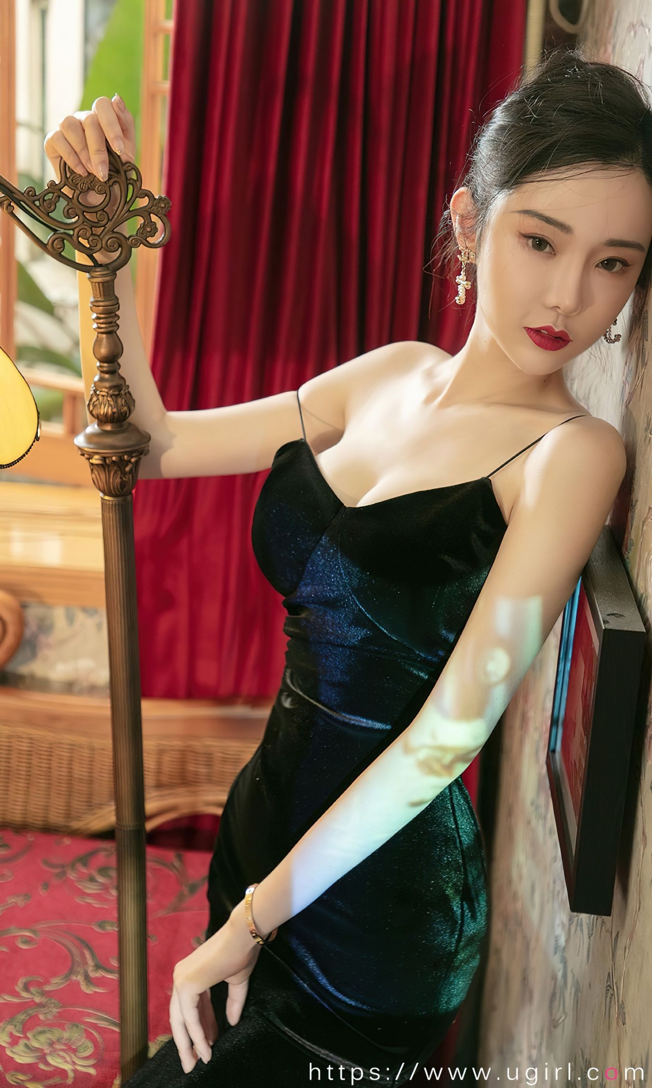 萌 琪 琪《黑色吊带裙》写真，性感、优雅气质插图6