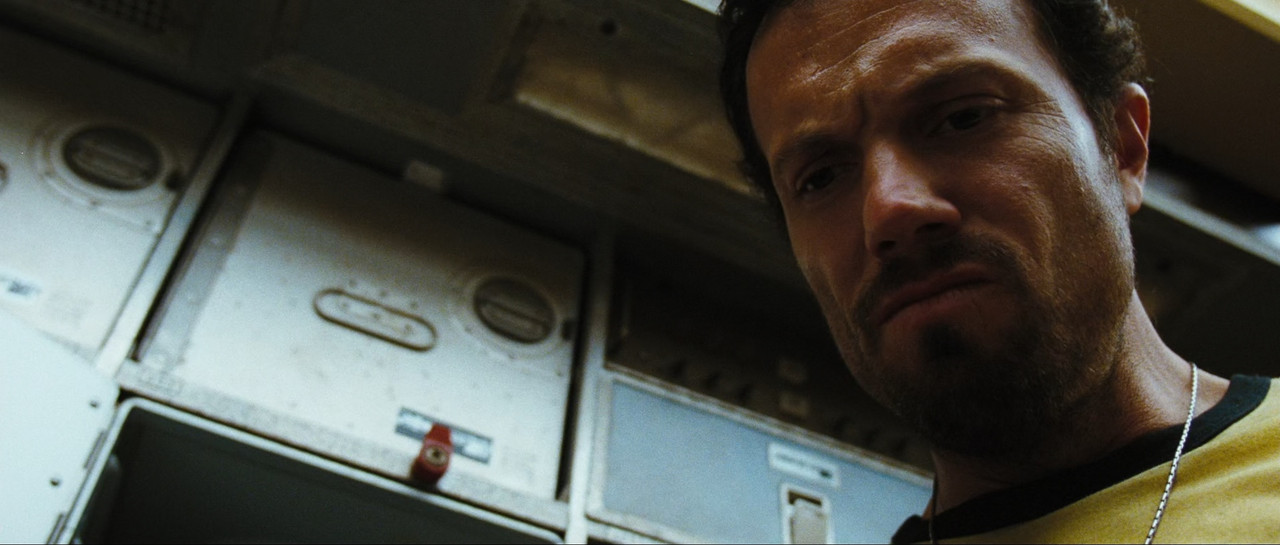 Serenity (2005).mkv_snapshot_01.00.43_[2018.03.16_06.41.23]