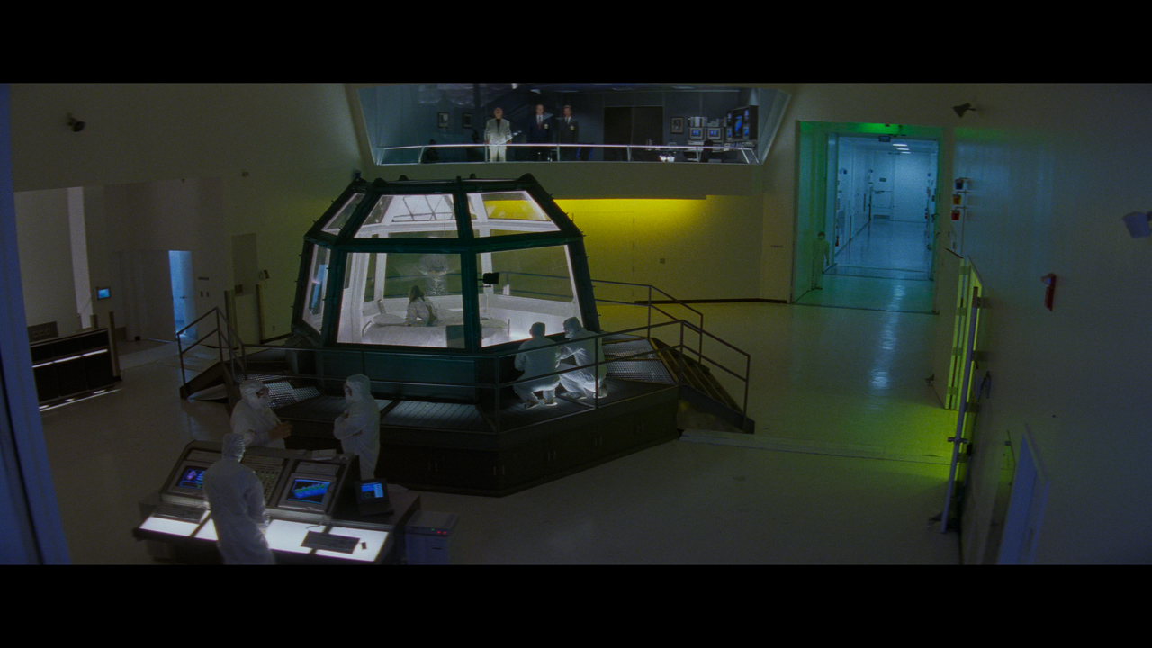 Species.1995.2160p.BDREMUX.HEVC.HDR.DoVi-Нечипорук.mkv_snapshot_00.04.04.138