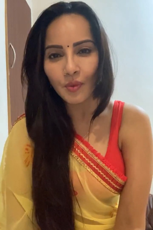 Geetanjali Mishra Sexy Cleavage and armpit though in Orange sleevless saree.mp4_snapshot_05.42.539