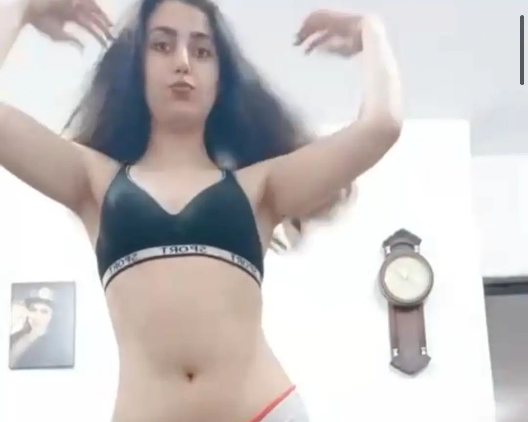 Desi nude Bhabhi showing her naked body viral video