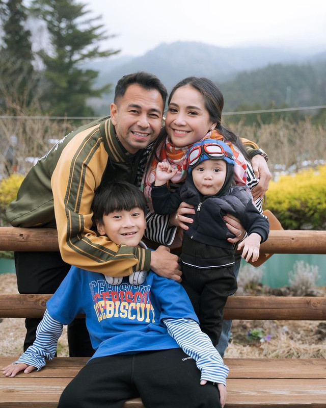 Potret kekompakan keluarga Raffi Ahmad dan Nagita Slavina ajak Rafathar dan Rayyanza liburan ke Jepang.