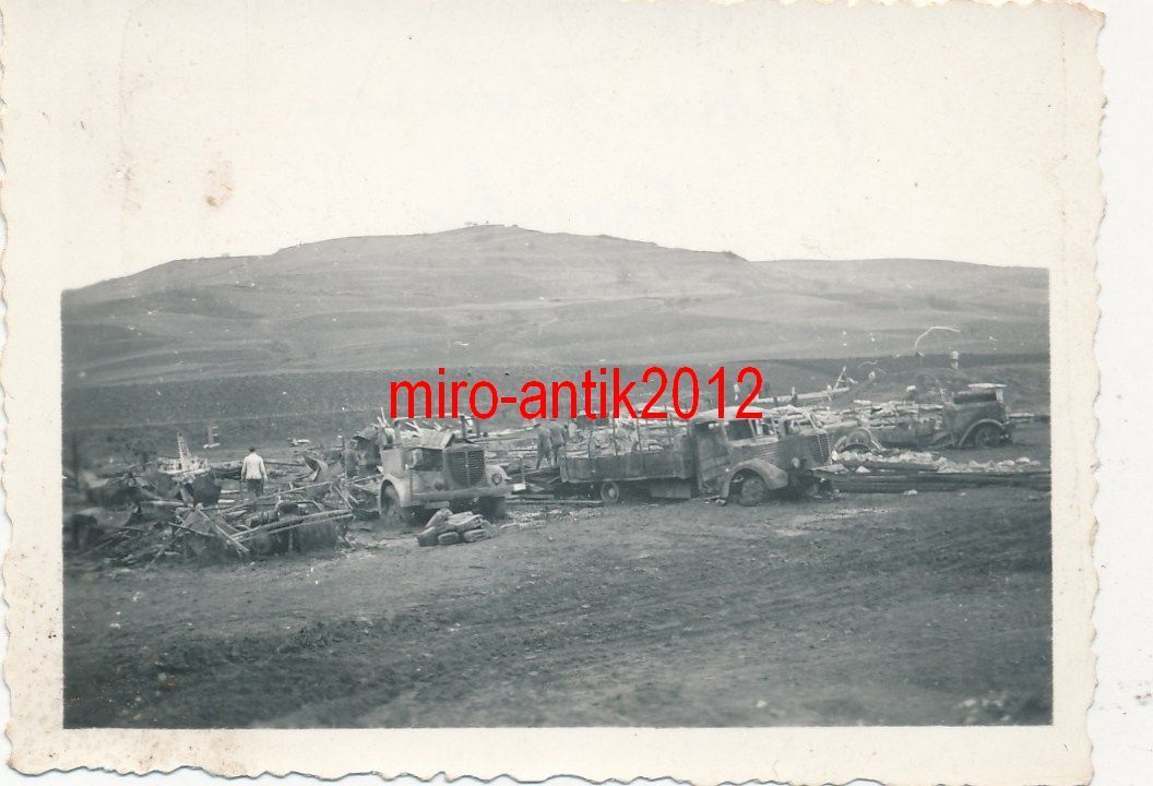 Foto, Wehrmacht, durch Beschuss zerstörte Lkw