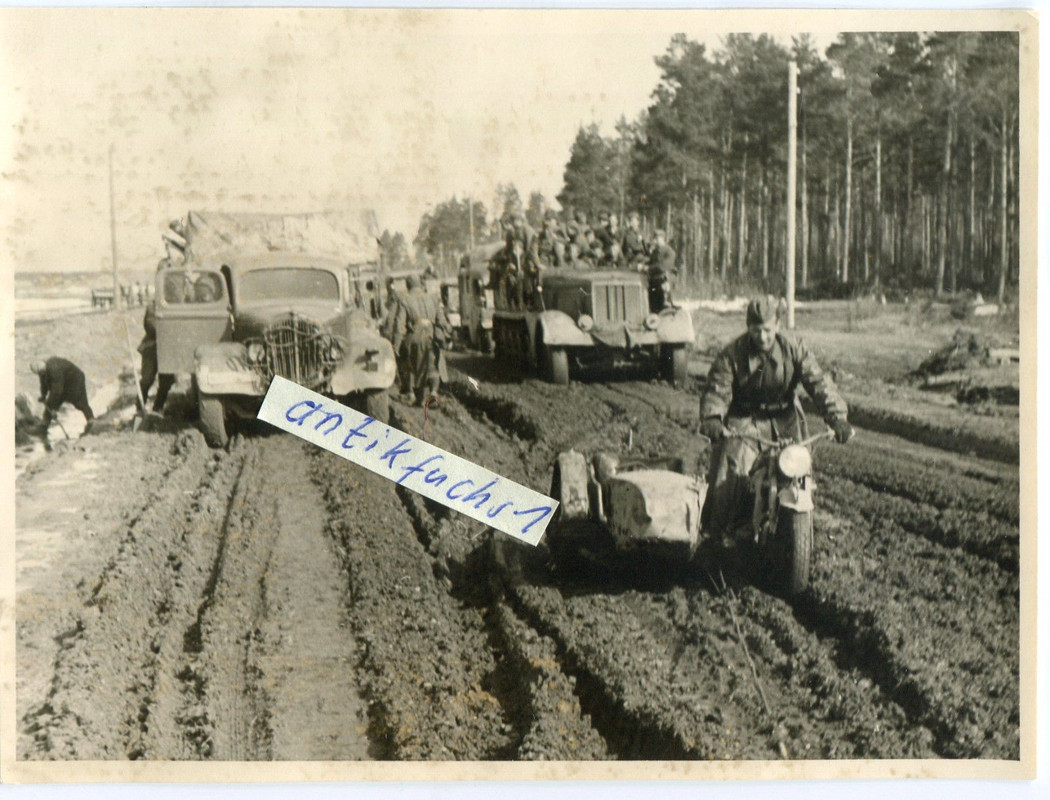 Straße von Staraja Russa nach Cholm 1942 , WH-Krad-Gespann und L