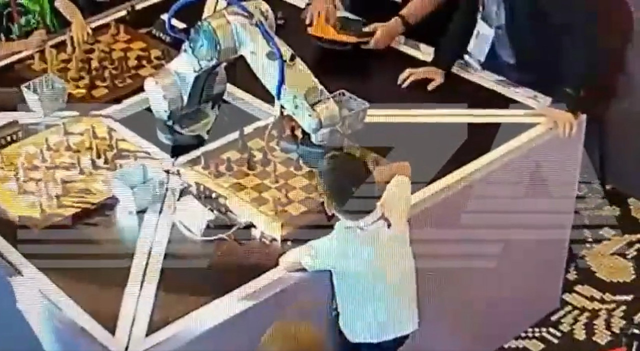 Robot de ajedrez agarra y rompe el dedo de un niño de siete años en Rusia