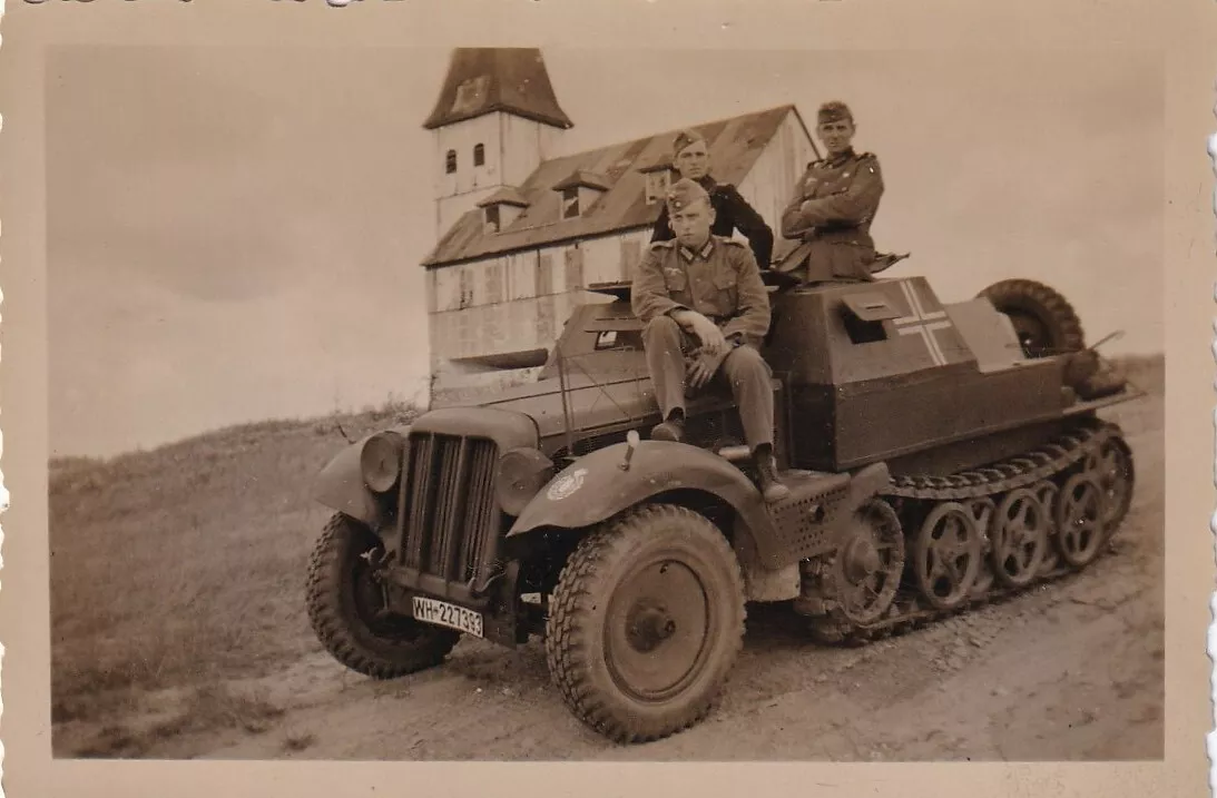 Foto - Halbkette Panzer Schützenpanzer - mit Regimentsabzeichen - 2.WK
