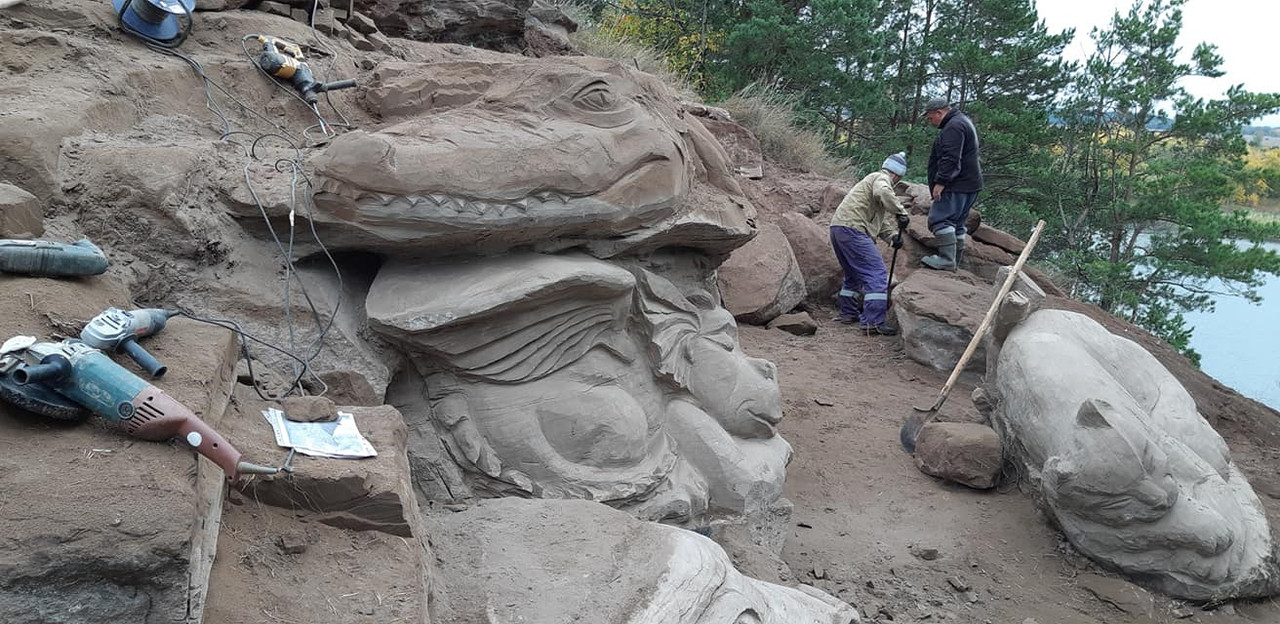 ?ебята ворочат камень.