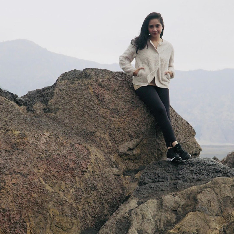 Nagita Slavina berpose di kaki Gunung Bromo