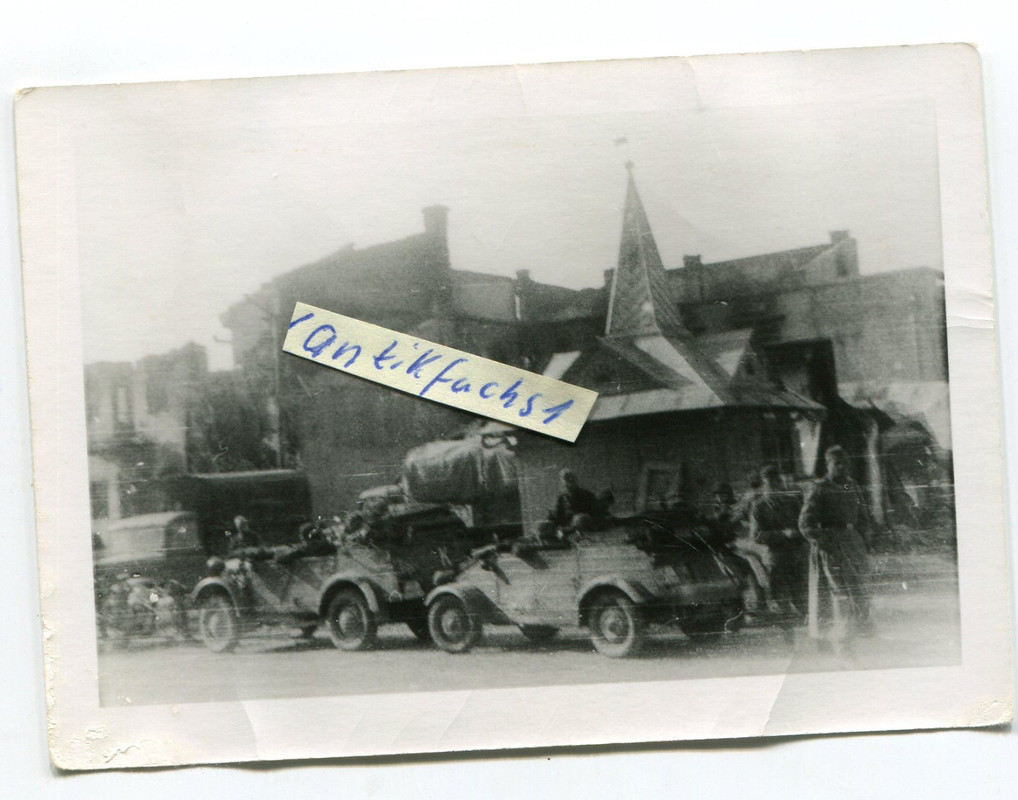 Soldaten im Flecktarn-Schlupfhemd mit VW-Kübelwagen in Rußland i