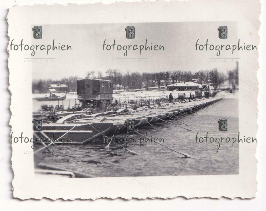 org. Foto Russland Grusino Wolchow Pionier Brücke Kirche 1941.