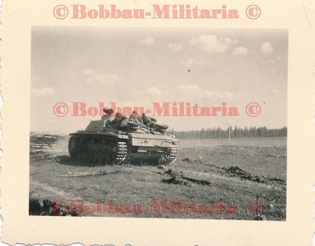 Foto Sturmgeschütz Langrohr StuG III mit augesessenen Grenadieren