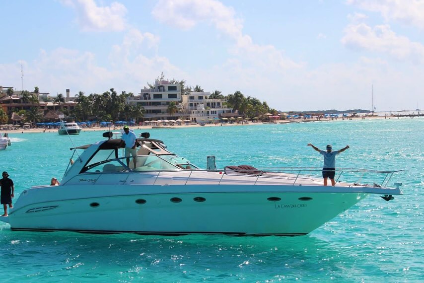 Casa del Cielo 46 ft luxury yacht charter Cancun - Bathroom facilities and comfortable cabin for 15 guests