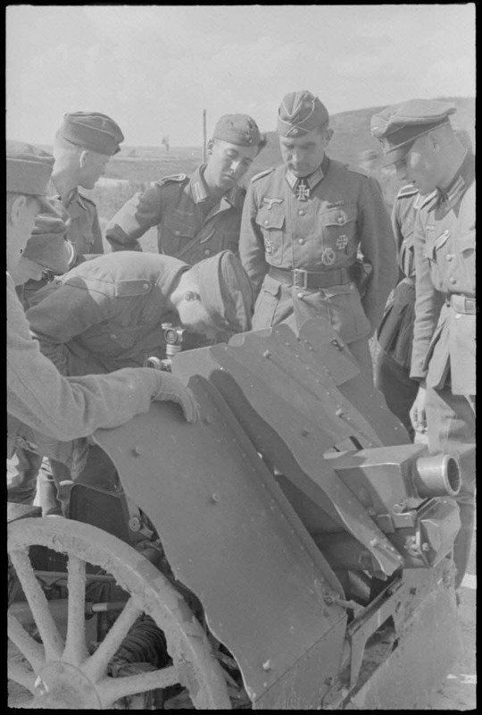 Instruction de fantassins sur une pièce de 7,5 cm leichtes Infanteriegeschütz 18 avec la présence du