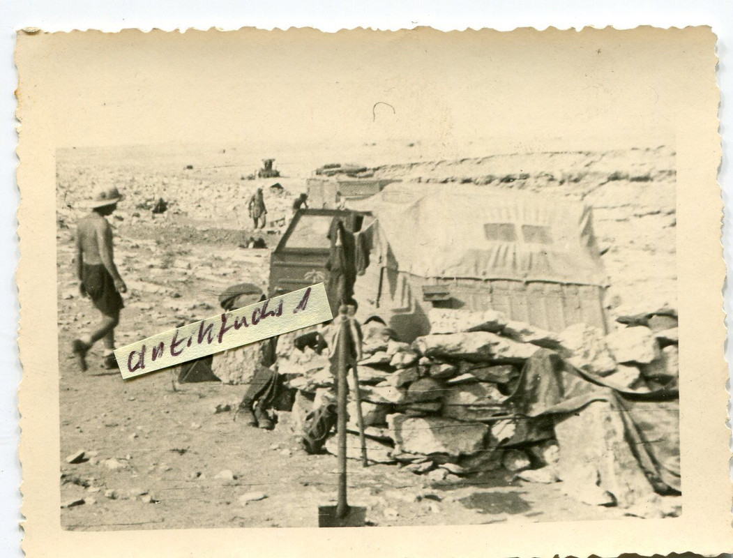 VW-Kübelwagen in Schutzstellung in Afrika beim A