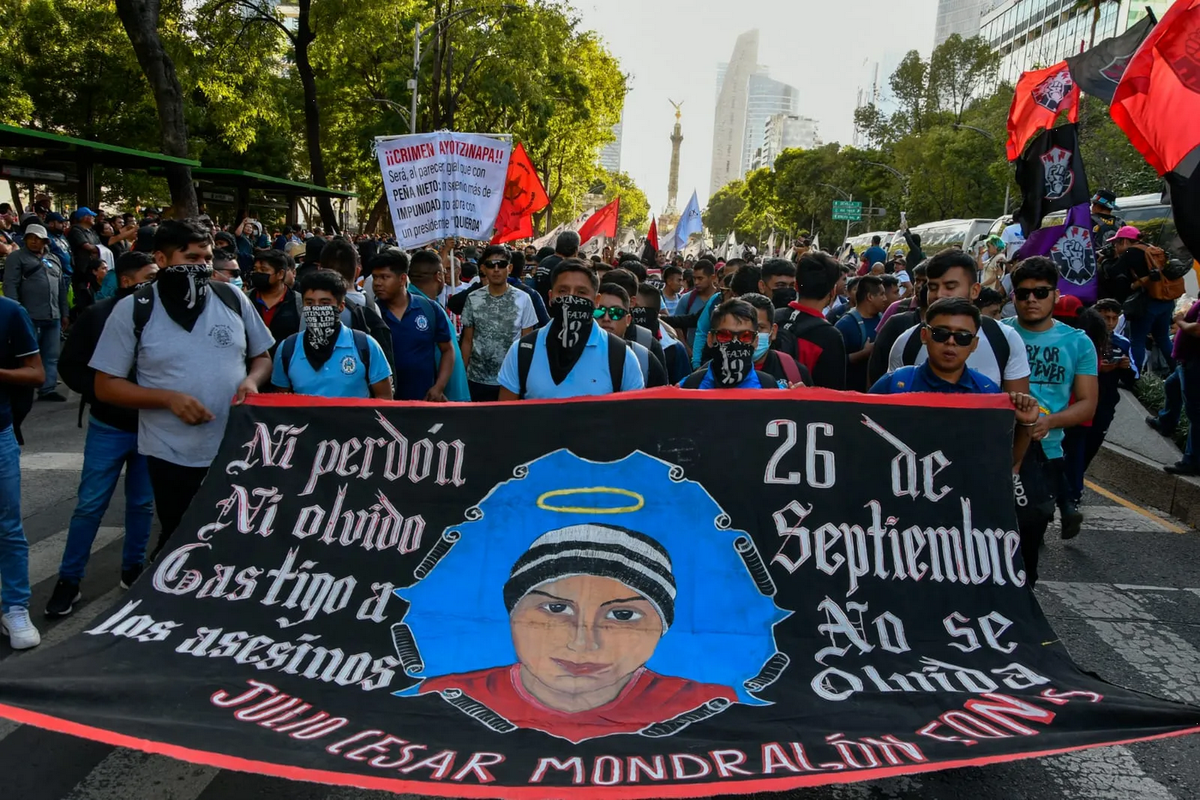 No vamos abandonar el caso, responde AMLO a padres de Ayotzinapa