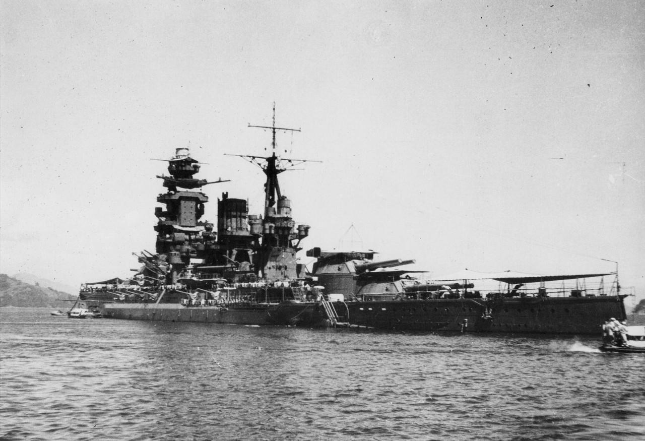 IJN-Nagato-anclado-en-Kure-ago-1942.jpg