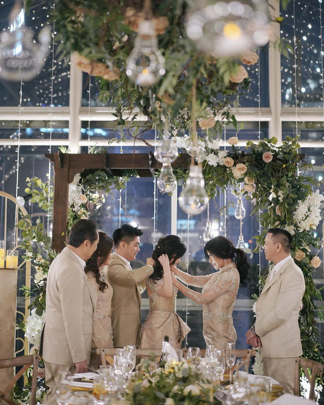 Boy William tampak memasangkan kalung kepada Karen Vendela