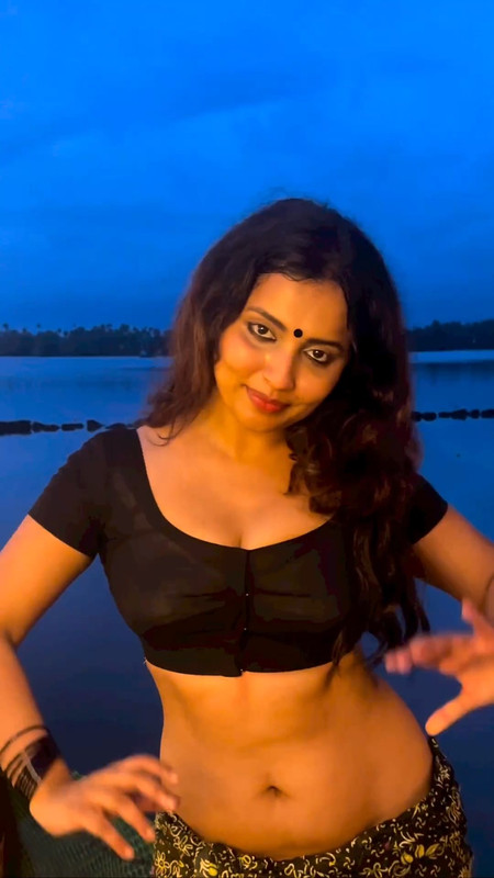 anickavikramanan hot in black blouse and strip mundu.mp4_snapshot_00.27.310