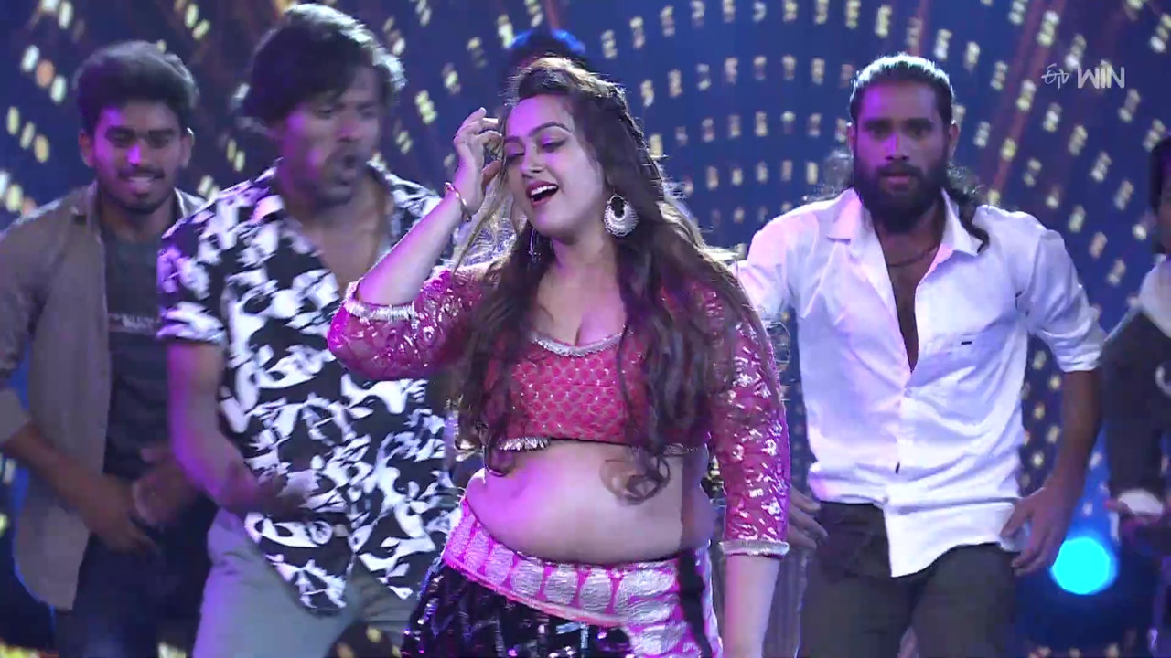 Busty Ester Noronha Super Hot Fleshy Hip Folds,Cleavage & ASS Shaking Dance