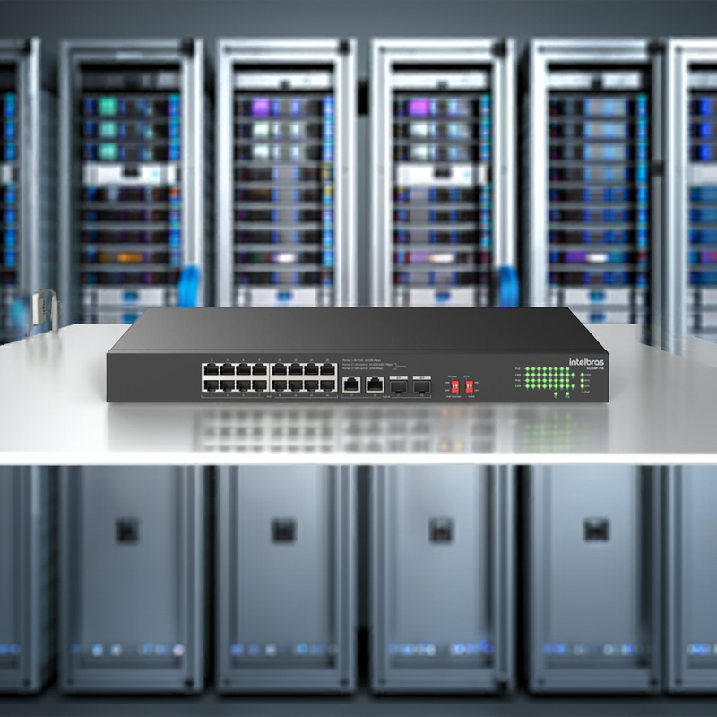 Switch Intelbras S1118F-PA em ambiente de rack, mostrando a organização.