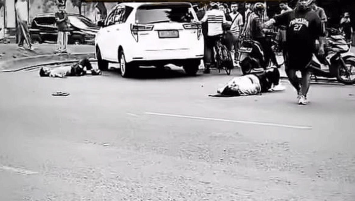 Viral! Kecelakaan Hebat Motor dan Mobil di Bintaro, 2 Orang Terluka Parah