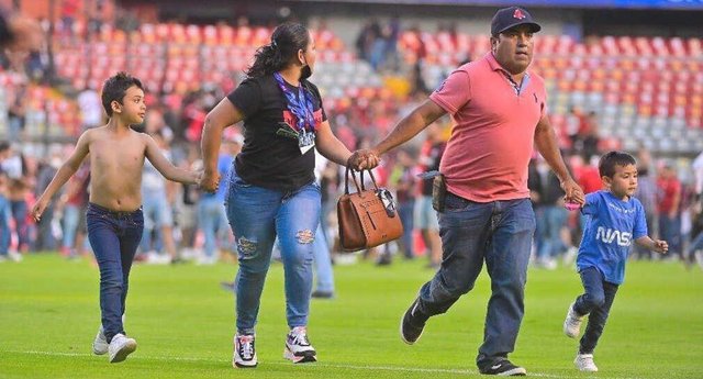 Día triste para el deporte en México: muertos y heridos deja enfrentamiento entre fanaticada en estadio de fútbol FNJEm-Vc-X0-AQMHz-V