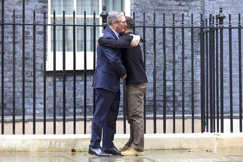 Prime-Minister-Keir-Starmer-meets-President-Volodymyr-Zelenskyy-and-NATO-General-Secretary-Mark-Rutt