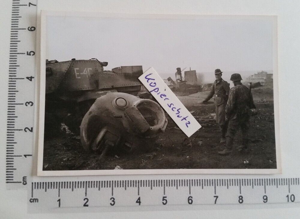 zerstörter Panzer bei Kursk , Erbsentarn Soldat mit Stahlhelm