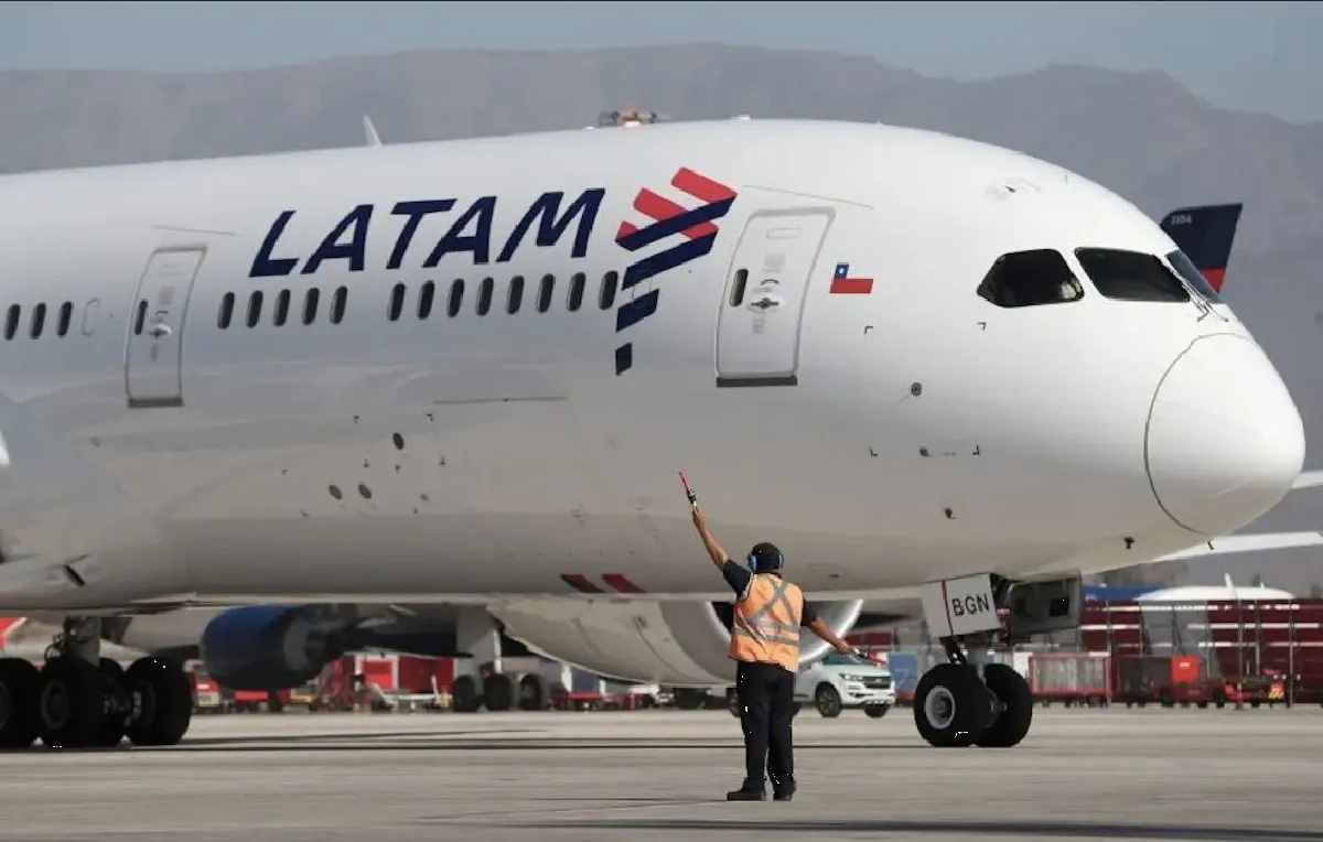 Piloto muere en pleno vuelo comercial; esto pasó después