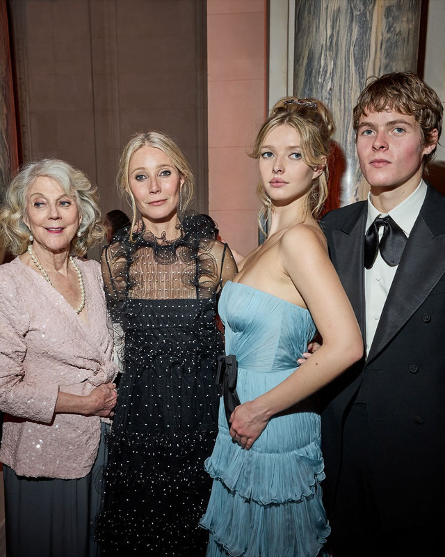 Apple Martin al Le Bal des Débutantes in Valentino Apple Martin con Gwyneth Paltrow e Moses Martin al Le Bal des Débutantes in look Valentino