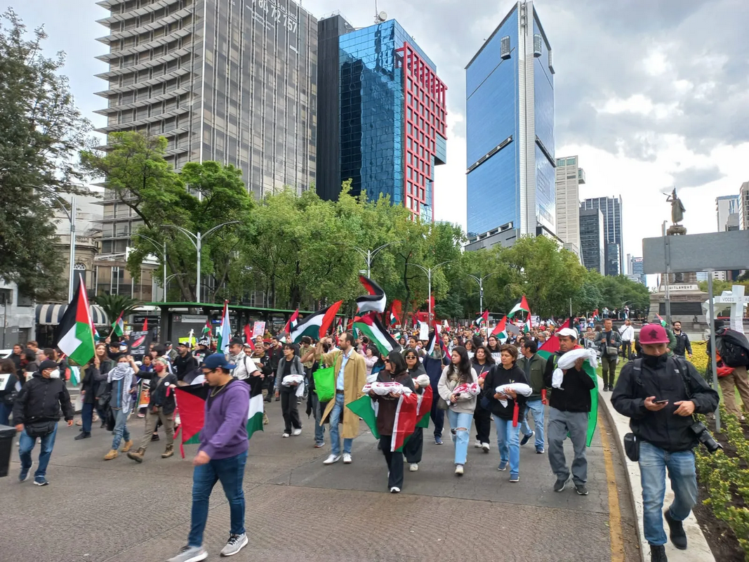 “Es genocidio”: marchan en la Cdmx para exigir un alto al fuego contra Palestina