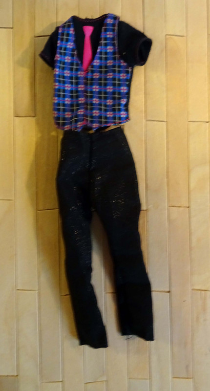 Hose mit leichtem Glitzer und Shirt Westen Oberteil mit aufgedruckter Krawatte für Ken