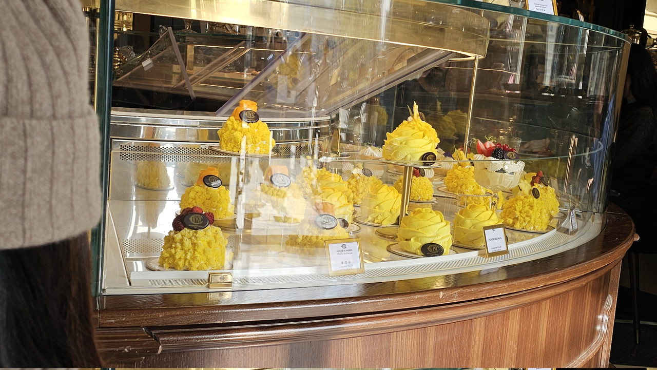 看看滿櫃的甜點,眼睛看就很好吃