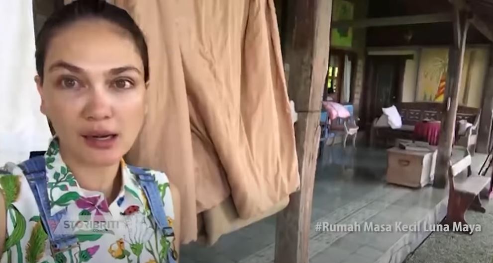 Luna Maya di rumah ibunya