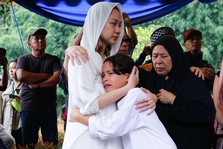 Penyanyi Bunga Citra Lestari (BCL) dan anaknya Noah saat pemakaman Ashraf Sinclair di San Diego Hills, Karawang, Selasa (18/2/2020). Ashraf meninggal dunia Selasa (18/2/2020) pagi, karena serangan jantung.
