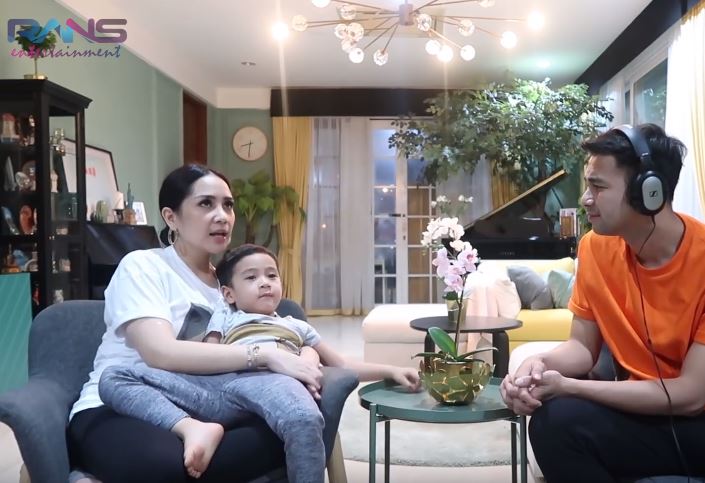Nagita Slavina memangku Rafathar membuat konten YouTube dengan sang suami, Raffi Ahmad.